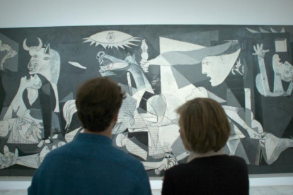 Dos visitants del Museu Nacional Centre d’Art Reina Sofía, davant del ‘Guernica’ de Picasso.