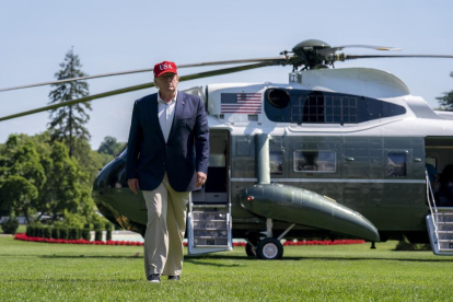 Donald Trump desembarcando del Marine One en la Casa Blanca.