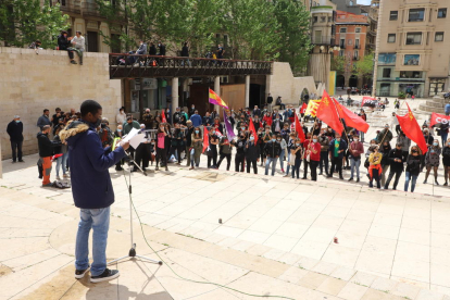 Los sindicatos CCOO y UGT de Lleida convocaron a celebrar el Primero de Mayo en una concentración estática frente a la Porta dels Apòstols de la Seu Vella.