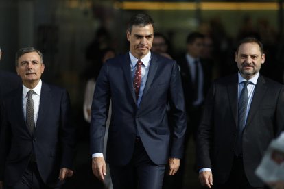 Sánchez, ayer en Madrid, con el secretario de Transportes, Pedro Saura, y el ministro Ábalos. 