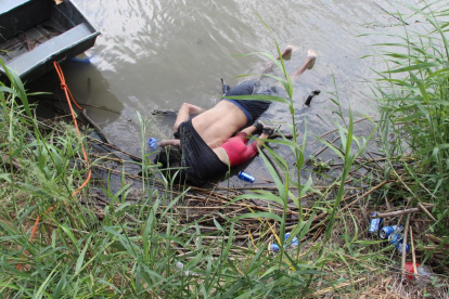 Los cuerpos sin vida de un padre y su bebé de 11 meses que trataban de cruzar a EEUU por Río Bravo, México. 
