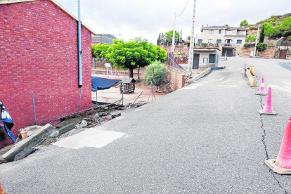 La calle de Vinaixa donde todavía debe afrontarse la restauración tras los desperfectos de 2019.
