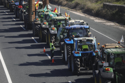 Els tractors es van apropiar ahir l’A-4 al seu pas per la localitat sevillana de Carmona.