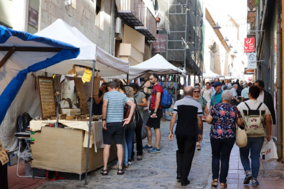Un mercat artesanal i un altre d'andròmines van animar els carrers del Barri Antic, que també va acollir vermuts musicals i activitats infantils i culturals.