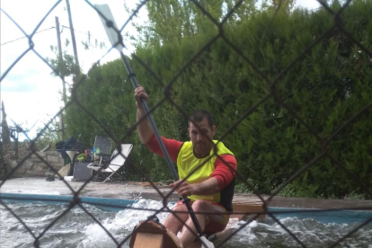 Xavi Miralles, piragüista de la selección española de descenso, con un invento propio en su piscina. Rafa Herrera ha optado por adquirir un Kayak Ergómetro.