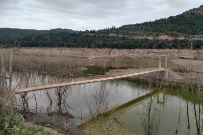 El pont de la Palanca de Bassella, fora d'ús, ha quedat al descobert per falta d'aigua.