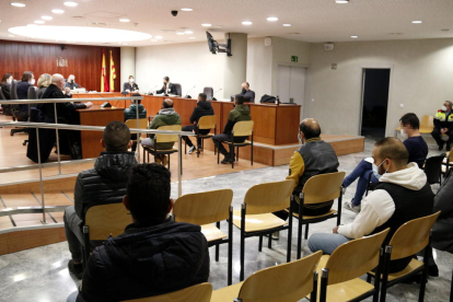 Els 8 acusats de traficar amb drogues a Ponent a l'Audiència de Lleida.