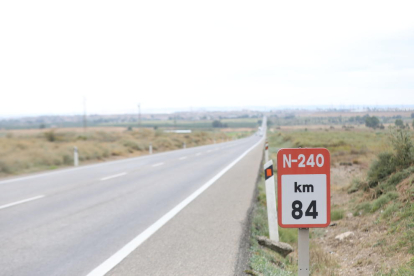 Camiones y turismos se desvían por la autopista AP-2 en dirección a Zaragoza desde Lleida.