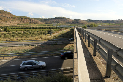 El puente de la LV-7023 que cruza la AP-2 en Castelldans, donde se podría crear un acceso rápido a la autopista.