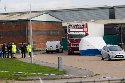 La autoridades británicas trabajando en el polígono donde el camión fue parado.
