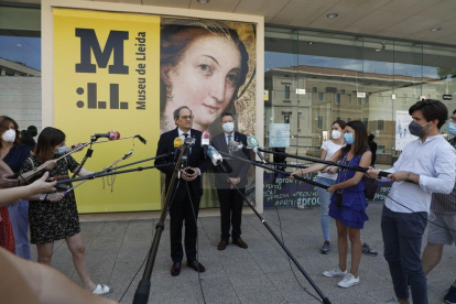 El president Torra atén els mitjans durant la seua visita al Museu de Lleida.