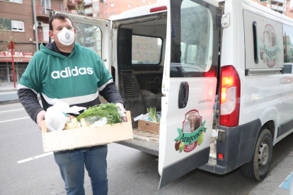 Un repartidor del Grup Aragonés entrega una comanda a domicili de fruites i verdures, ahir.