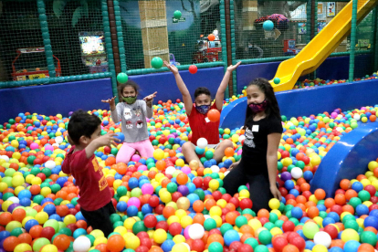 Varios niños volvieron a disfrutar ayer del ‘chiquipark’ de Lleida ‘Mamba Parc’.