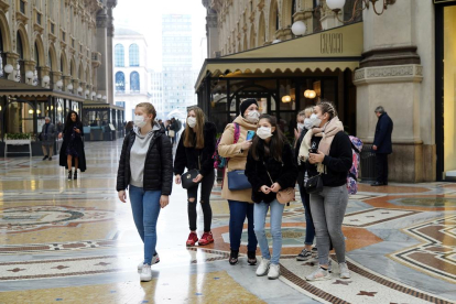 Imagen de varias turista con mascarillas en el centro de Milán. 