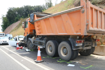 Muere el conductor de un coche en un choque frontal en Bescanó, en la carretera de la vergüenza