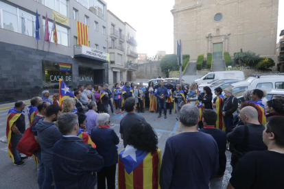Concentració ahir a la tarda davant de l’ajuntament per expressar suport a l’alcalde, Miquel Serra.
