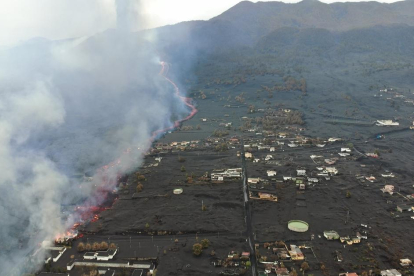La lava del volcà de La Palma sepulta el cementiri de Las Manchas.