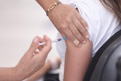Un sanitari administra una vacuna contra la covid-19.