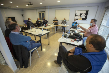 Imatge de la reunió d’ahir de l’associació de bombers voluntaris a Torà.