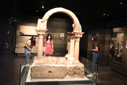 Tres joves ahir davant del baptisteri paleocristià de Bovalar de Seròs, que es conserva al Museu de Lleida.