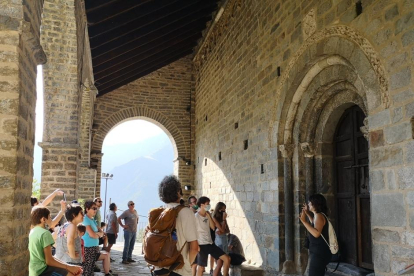 Tres joves ahir davant del baptisteri paleocristià de Bovalar de Seròs, que es conserva al Museu de Lleida.