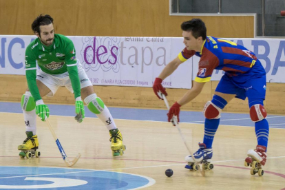 Deri Mataix, a la dreta, durant un partit amb l’Alcoi.