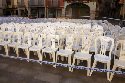 Tàrrega recuerda a las asesinadas por violencia machista con 1.062 sillas vacías