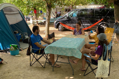 Un grup de joves que han arribat divendres al Càmping de la Vall d'Àger per passar uns dies de vacances.
