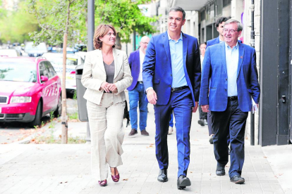 Sánchez es dirigeix a una de les reunions d’ahir flanquejat per Dolores Delgado i Fernando Martínez.