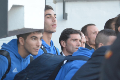 Pedro Martín, que alcanzó los 15 goles con el Lleida Esportiu esta temporada, se dispone a rematar a portería junto a su compañero César Soriano.