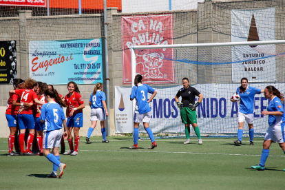 Les jugadores del Collerenc celebrant un dels gols que els van donar la victòria ahir al partit contra l’AEM.