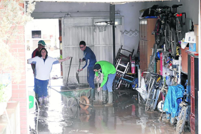 Vecinos y equipos de emergencia se coordinaron para limpiar las zonas afectadas.