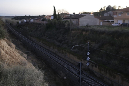 El talud que separa la vía del tren, a una cota inferior, de las casas de la calle Formigó de Raimat.
