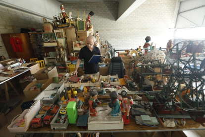 El coleccionista leridano Manel Gigó haciendo inventario de los miles de juguetes de El Baratillo. 