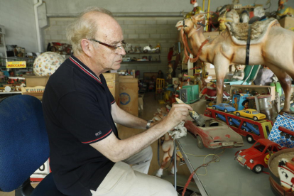 El col·leccionista lleidatà Manel Gigó fent inventari dels milers de joguets d’El Baratillo.