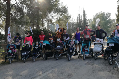 El grupo de participantes de la pionera carrera de carritos de bebés antes de la prueba.