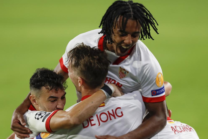 Jugadores del Sevilla felicitan a Luuk De Jong, autor del gol. 