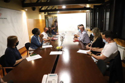 El alcalde, Miquel Pueyo (en el centro a la izquierda), en la reunión con los partidarios de la residencia.