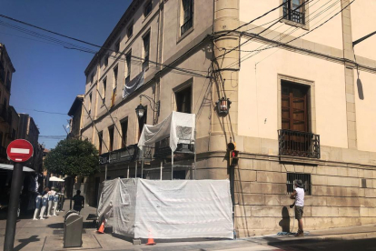 Imagen de las obras contra posibles desprendimientos en la fachada del ayuntamiento de Les Borges.