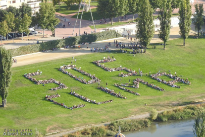 Cientos de estudiantes formaron el lema ‘Sos clima’ en la canalización del río Segre en Lleida. 