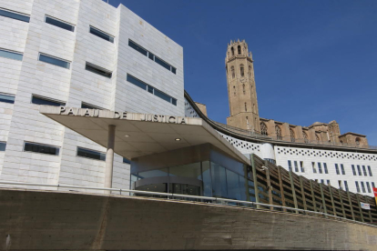 Vista exterior del Palau de Justícia de Lleida, amb la Seu Vella de fons.