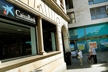 Una oficina de CaixaBank al lado de una de Bankia en Barcelona.