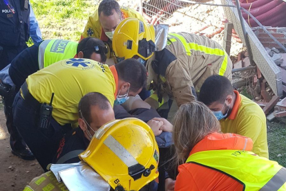 El herido tras ser rescatado por bomberos, sanitarios y mossos.