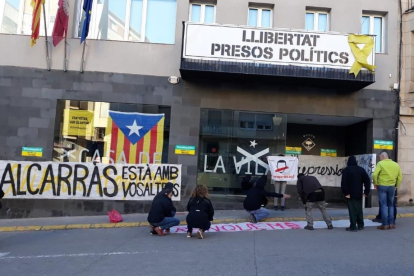 Participantes en la protesta ayer ante el ayuntamiento de Alcarràs. 