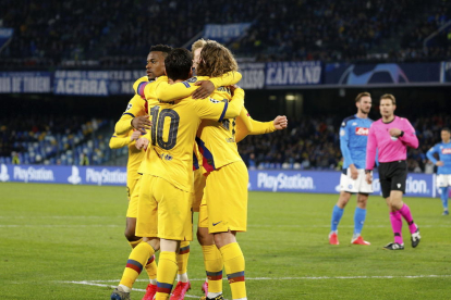 Semedo, De Jong i Messi s’abracen amb Griezmann per celebrar el gol del francès, que donava un valuós empat al Barça.