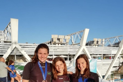 Maria Herreros, Maria Alsina y Emma Carrasco, nadadoras del club Inef Lleida.