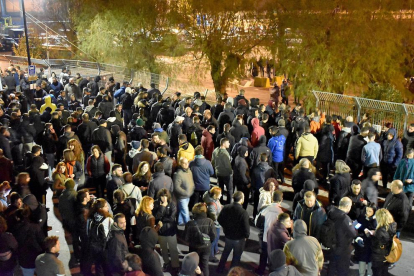 Centenares de residentes de Mytilini, en Lesbos, protestan contra el levantamiento de los centros.