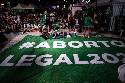 Manifestants acampats a les portes del Congrés argentí, a l'espera de la votació al Senat de la legalització de l'avortament.