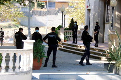 Agentes de la Guardia Civil en el exterior del ayuntamiento de Cabrera de Mar.