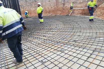 Les obres del parc eòlic de Solans - Operaris construeixen els fonaments dels molins del futur parc eòlic Solans, entre Llardecans i la Granadella. Va obtenir l’autorització anys enrere i és la primera que es construeix en vuit anys a les com ...